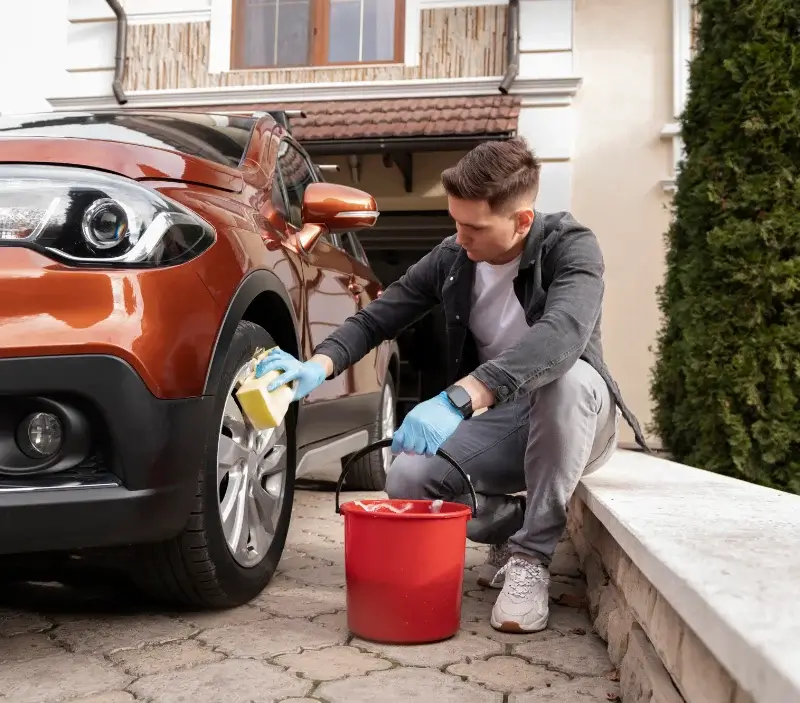 Lavage auto à domicile Mareil-Marly : professionnel intervenant sur un véhicule